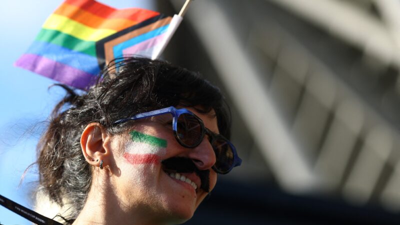 Torcedores ignoram pedido de seleções e levam bandeiras LGBT para Egito x Irã