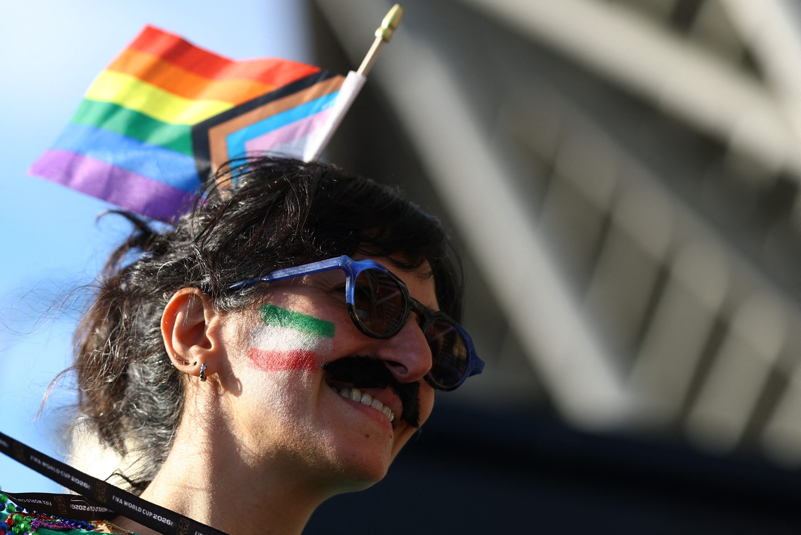 Torcedores ignoram pedido de seleções e levam bandeiras LGBT para Egito x Irã