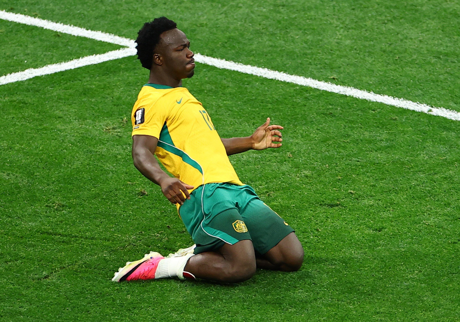 Autor de gol da Austrália nasceu em campo de refugiado e é tratado como a maior promessa do país