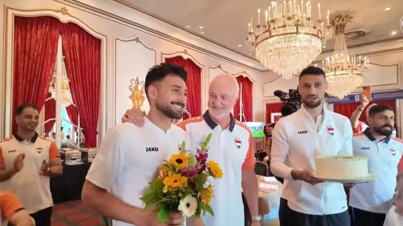 Jogador do Iraque ganha flores e bolo de técnico para celebrar nascimento do filho; veja vídeo