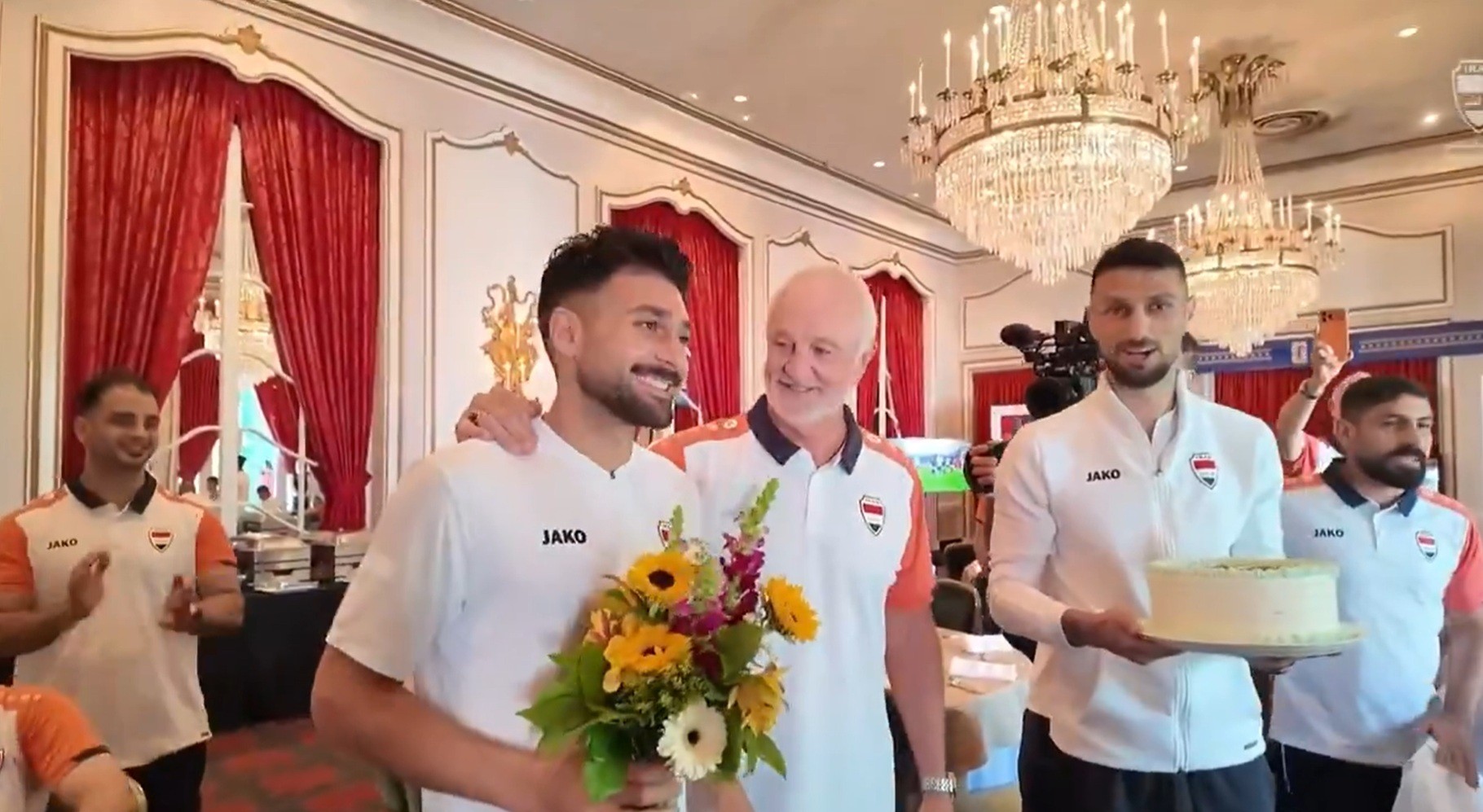 Jogador do Iraque ganha flores e bolo de técnico para celebrar nascimento do filho; veja vídeo