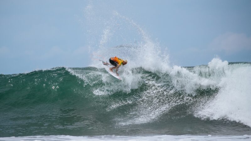 Italo Ferreira vence duelo de campeões olímpicos e vai à semi em El Salvador