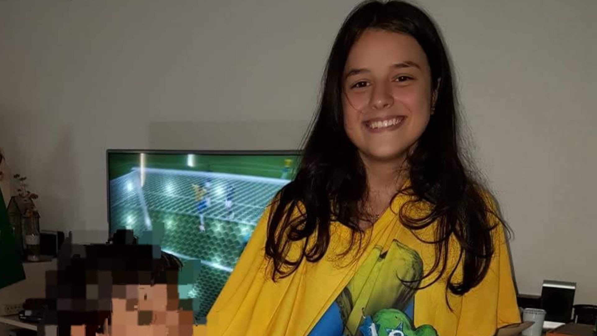 Torcedora nascida no dia do Penta é apaixonada por Copa e confia na Seleção: “Na esperança”
