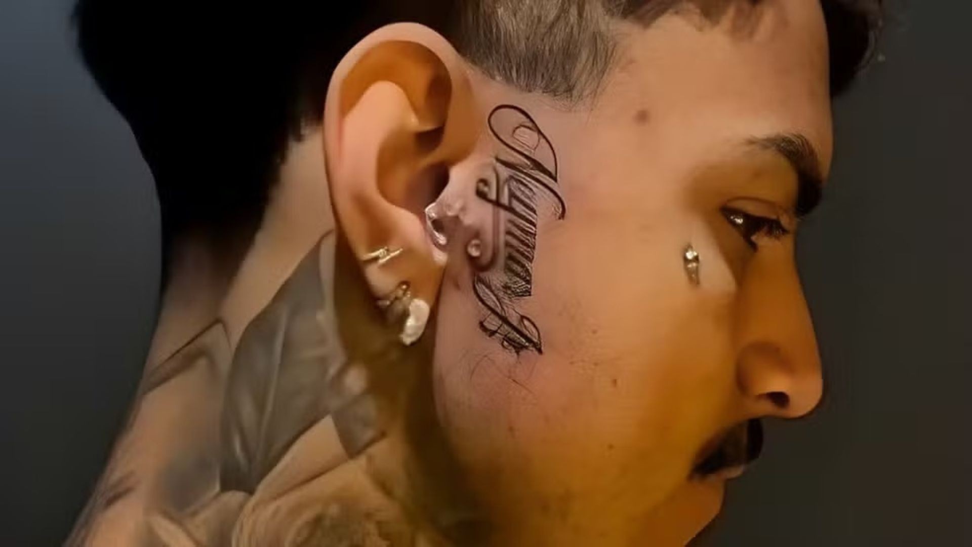 Ex-jogador tatua nome de Neymar no rosto e promete: “Se o Brasil ganhar, tatuo ele segurando a taça”