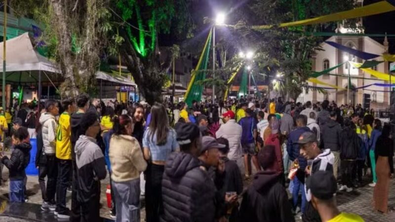 Copa na cidade de Danilo em Minas tem telão na praça da igreja e show de pagode do irmão do lateral