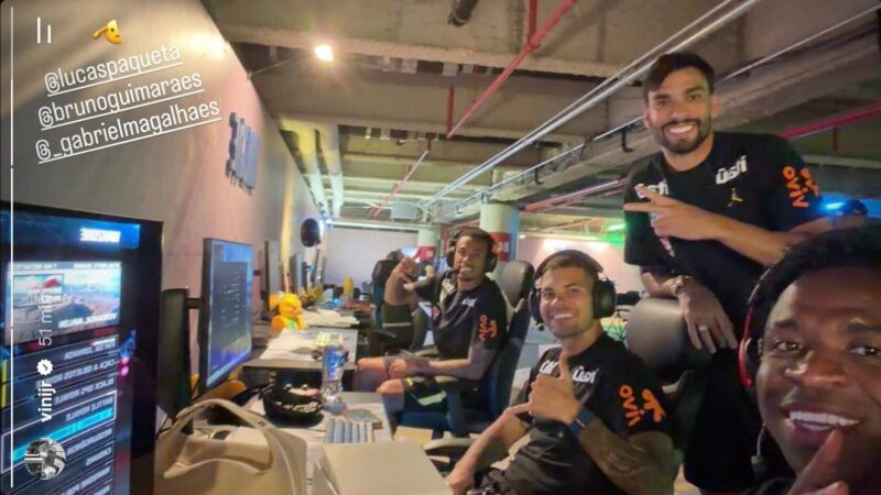 Vini Jr. registra momento de diversão em “lan house” da seleção brasileira