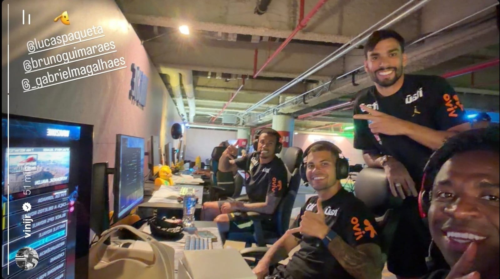 Vini Jr. registra momento de diversão em “lan house” da seleção brasileira