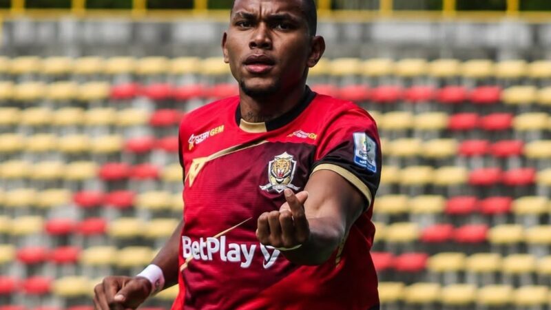Athletico encaminha contratação do colombiano Jorge Rivaldo, artilheiro do Águilas Doradas