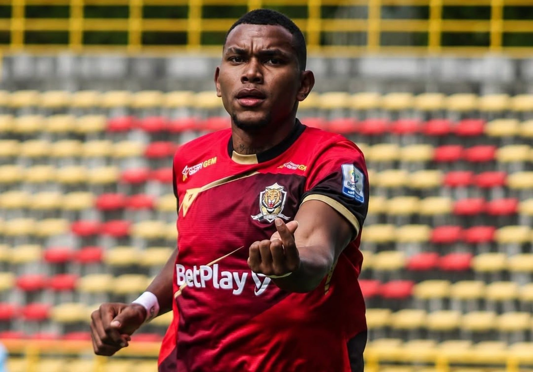 Athletico encaminha contratação do colombiano Jorge Rivaldo, artilheiro do Águilas Doradas