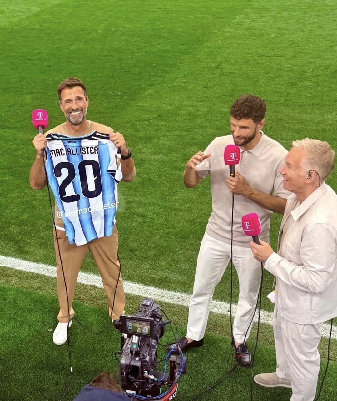 Klopp ganha abraço de Messi e camisa de jogador da Argentina na Copa do Mundo