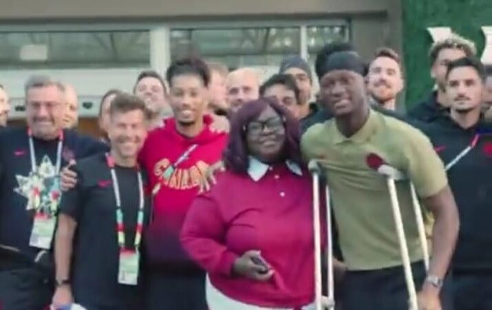 Jogador do Canadá é recebido com festa por companheiros após cirurgia na perna; assista