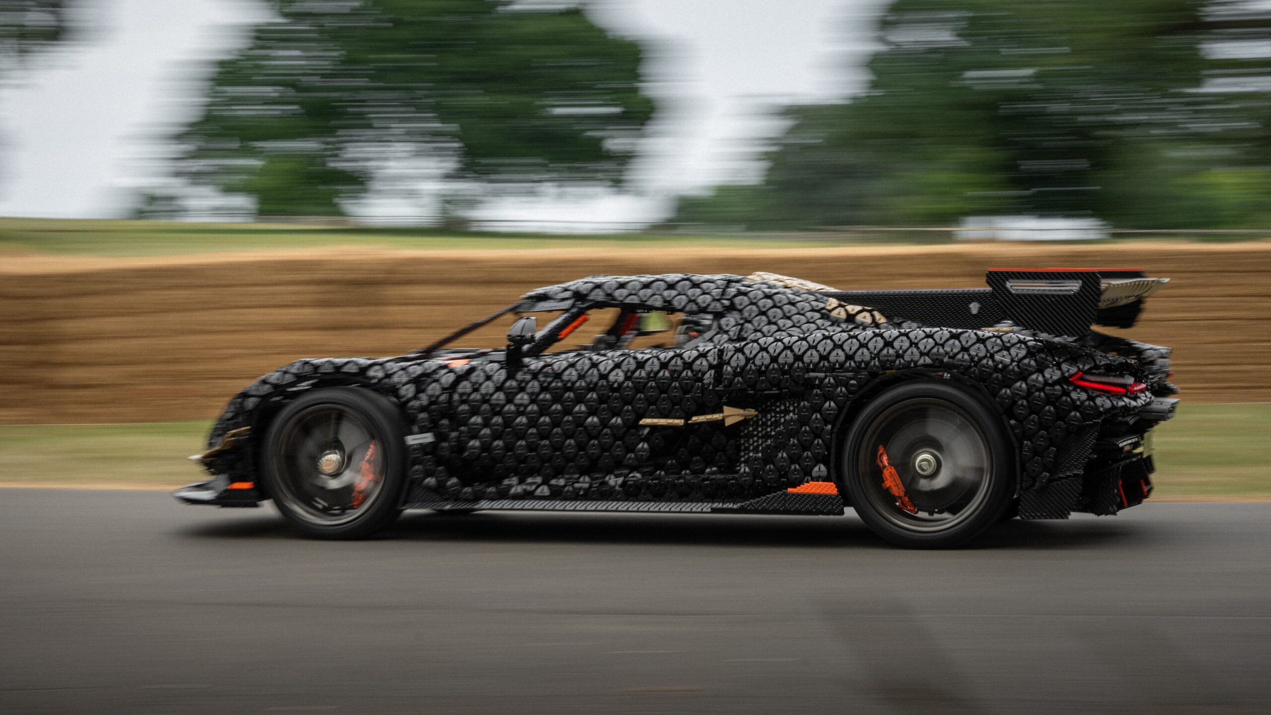 Carro esportivo de Lego em tamanho real atinge 111 km/h e quebra recorde de velocidade