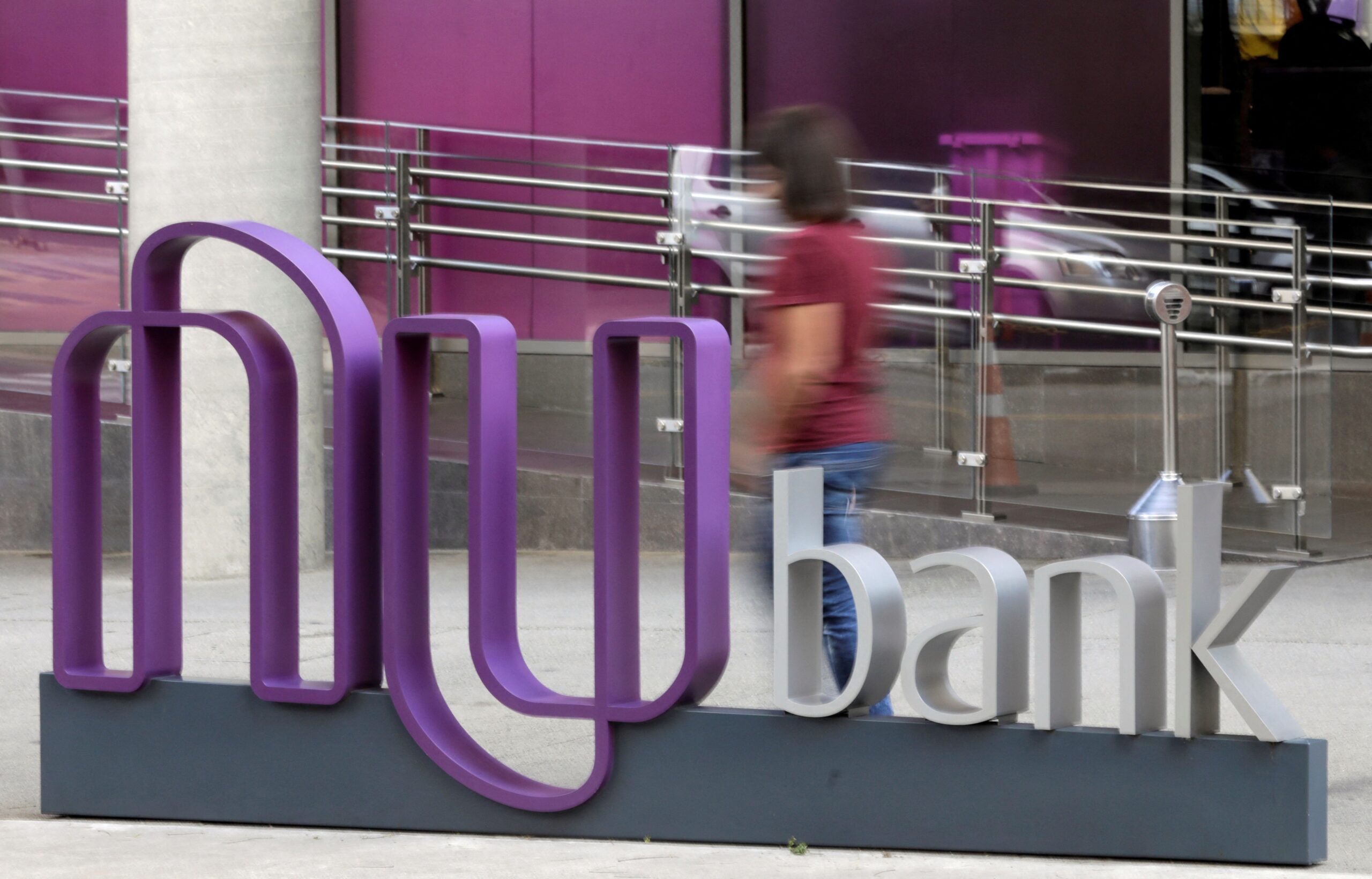 Clientes do Nubank recebem e-mail sobre suposta liquidação do banco; instituição segue operando