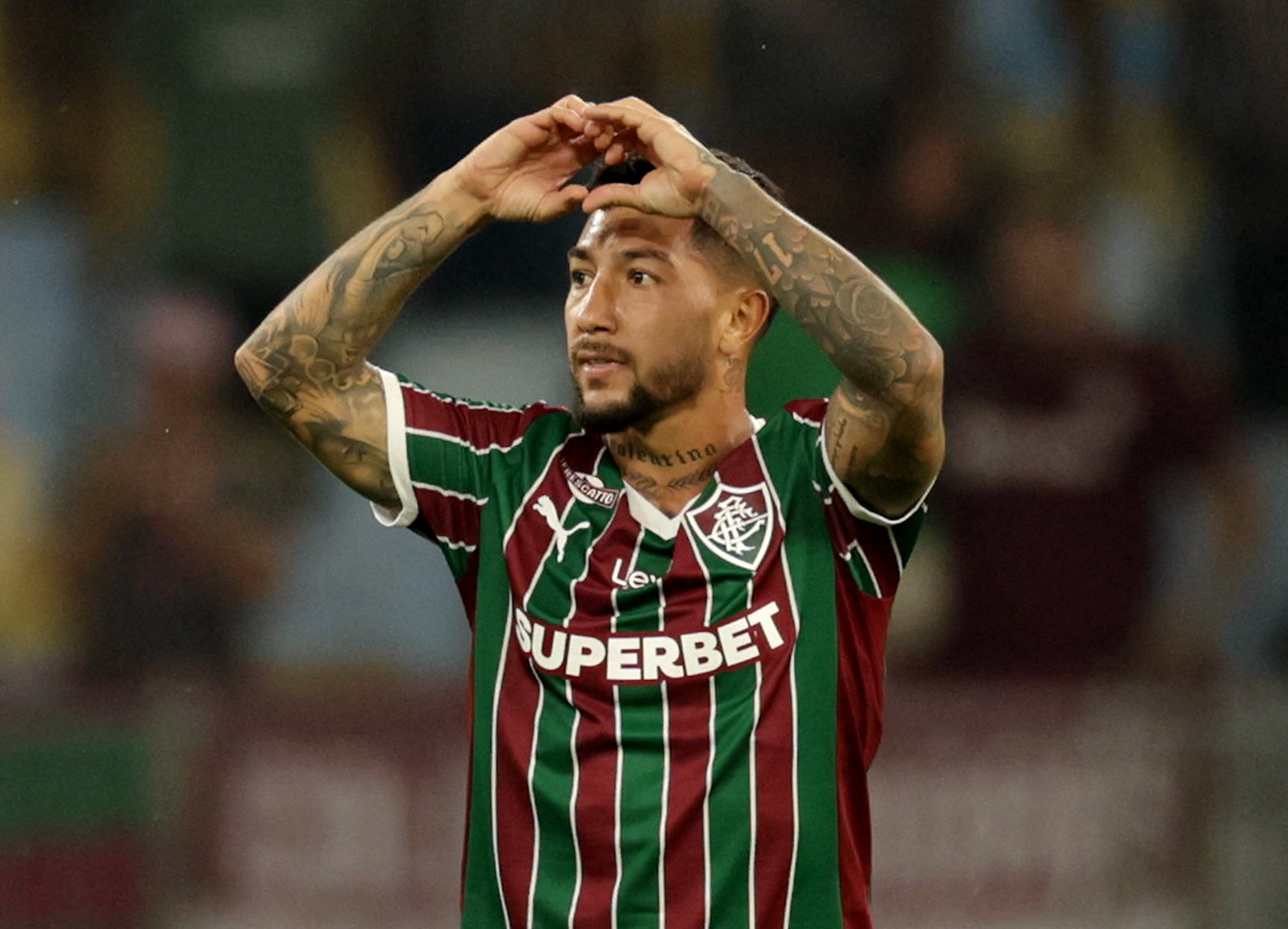 Lucho Acosta cita Conca e revela ‘brincadeira’ com a mãe sobre tatuagens: “Mudei o significado”