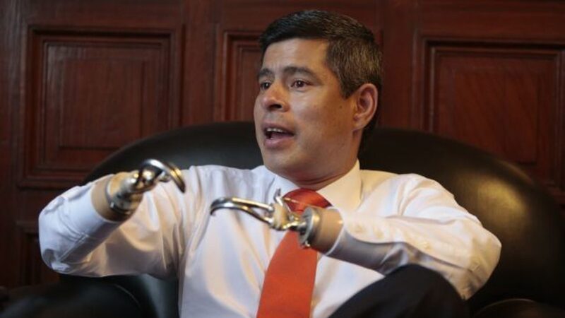 Quem é Luis Galarreta, vice de Keiko Fujimori, que perdeu as mãos quando bebê e entrou na política com Vargas Llosa