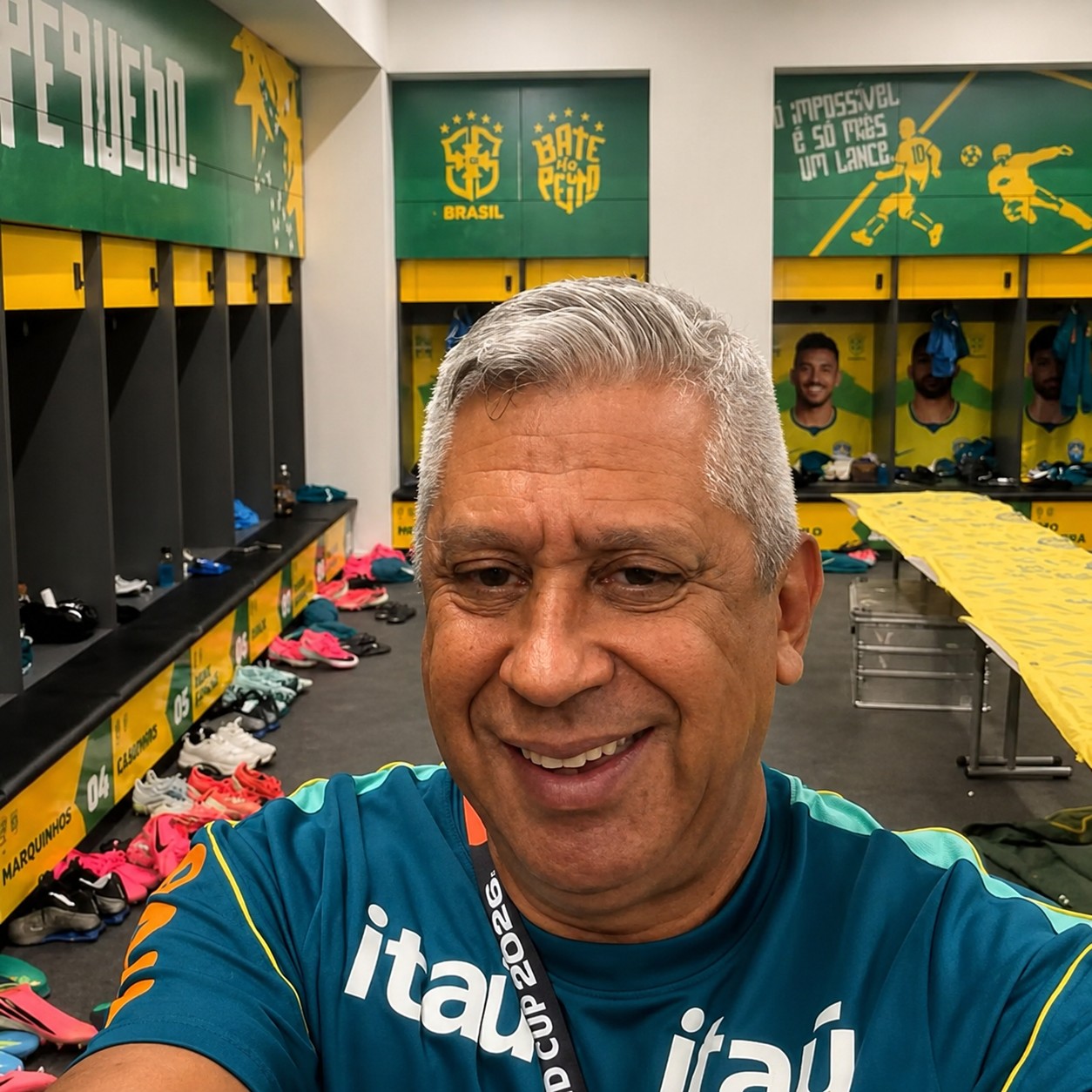 Quem é o roupeiro que “vaza” fotos do vestiário da Seleção e é fã assumido de Neymar