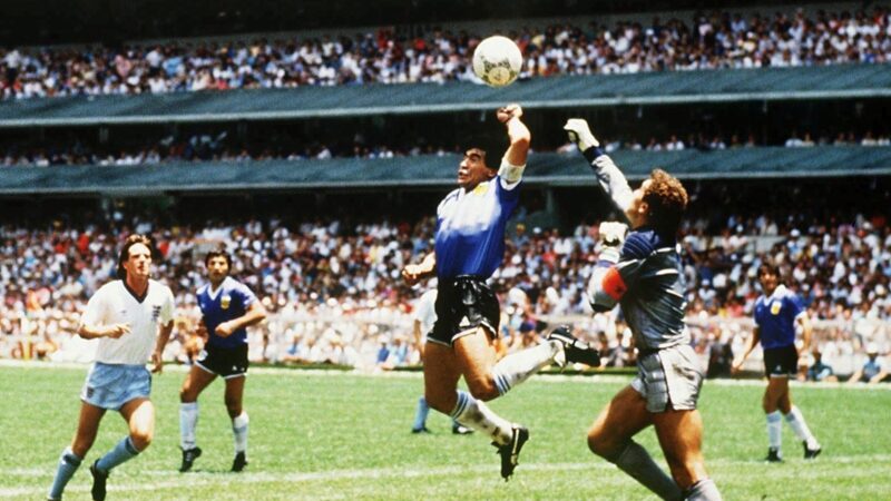 Maradona ensaiou gol de mão contra o Fluminense antes de “la mano de Dios”; conheça a história