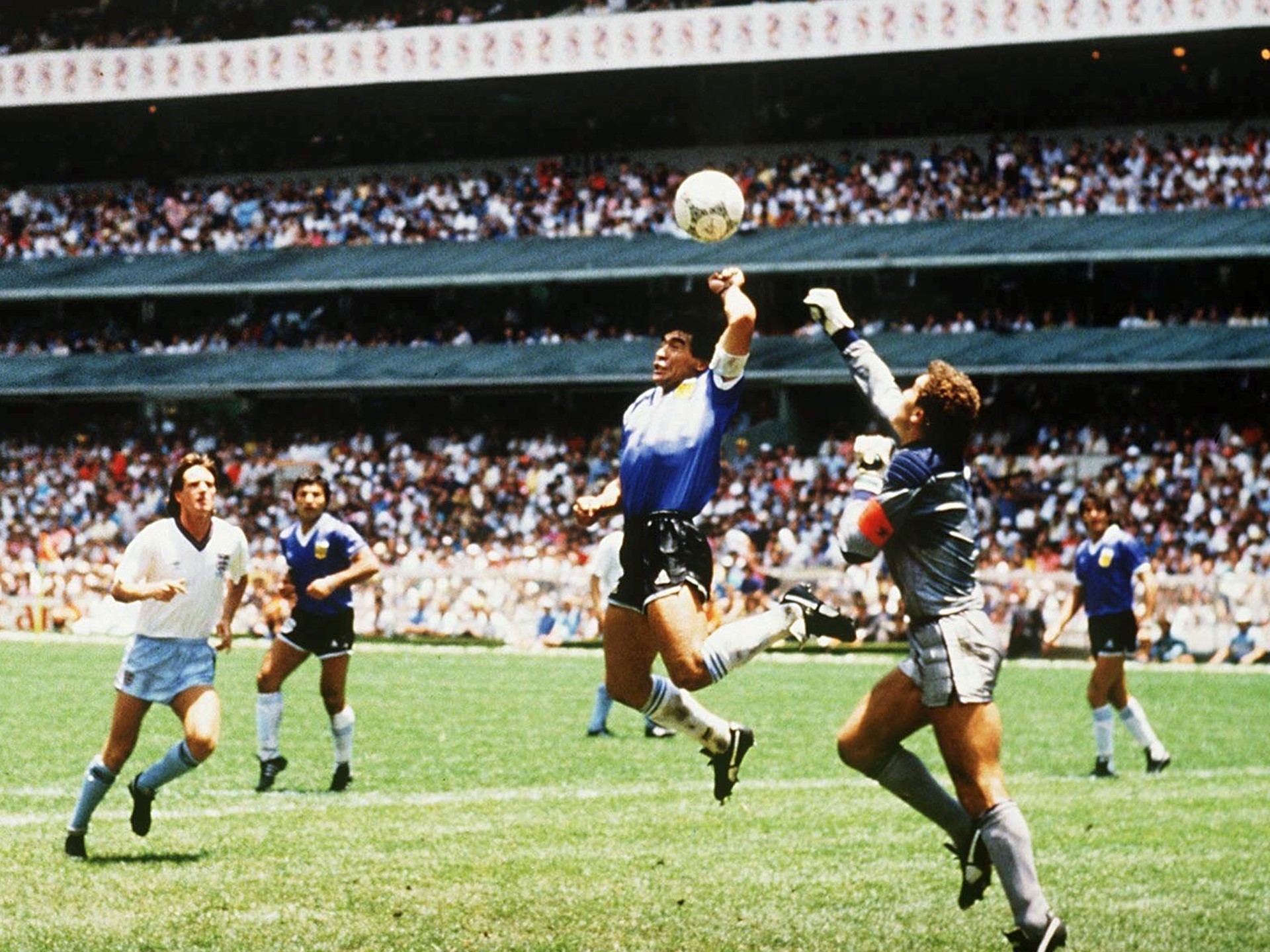 Maradona ensaiou gol de mão contra o Fluminense antes de “la mano de Dios”; conheça a história