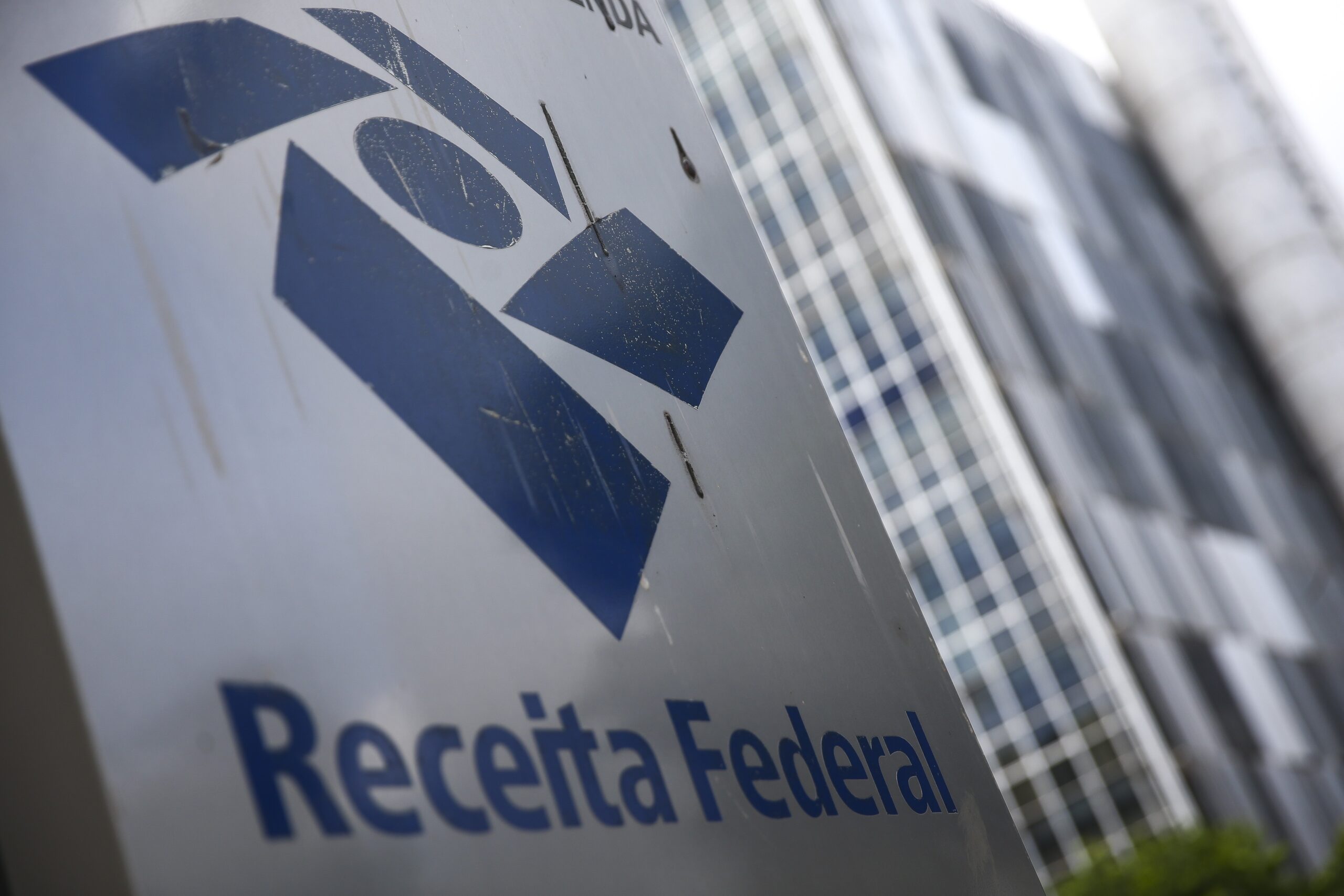 Novo leilão da Receita tem iPhone 13 por R$ 480 e VW Jetta por R$ 13,2 mil; veja como participar
