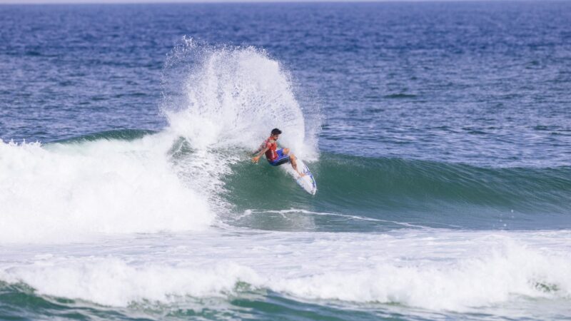 Gabriel Medina perde de virada e é eliminado na estreia em Saquarema; Samuel Pupo avança