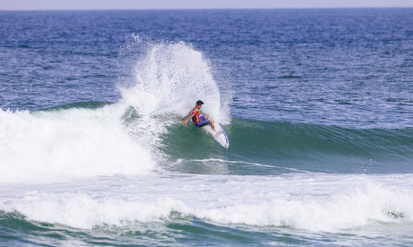 Gabriel Medina perde de virada e é eliminado na estreia em Saquarema; Samuel Pupo avança
