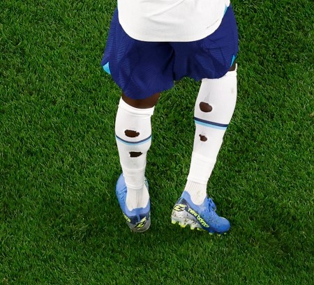 Entenda por que os jogadores da Copa estão usando meias rasgadas