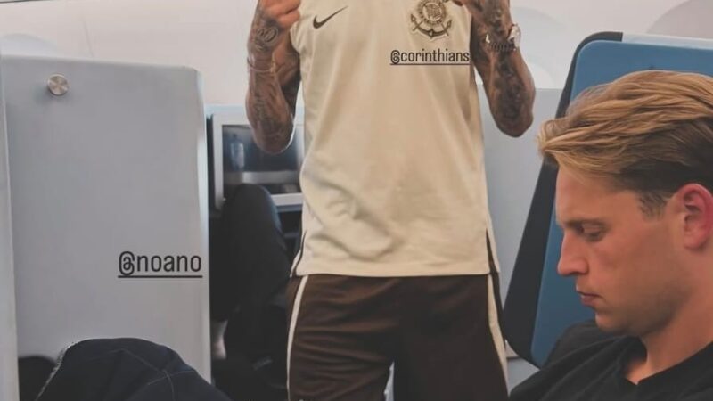 Novo reforço? Memphis tira foto de colega de seleção da Holanda com uniforme do Corinthians