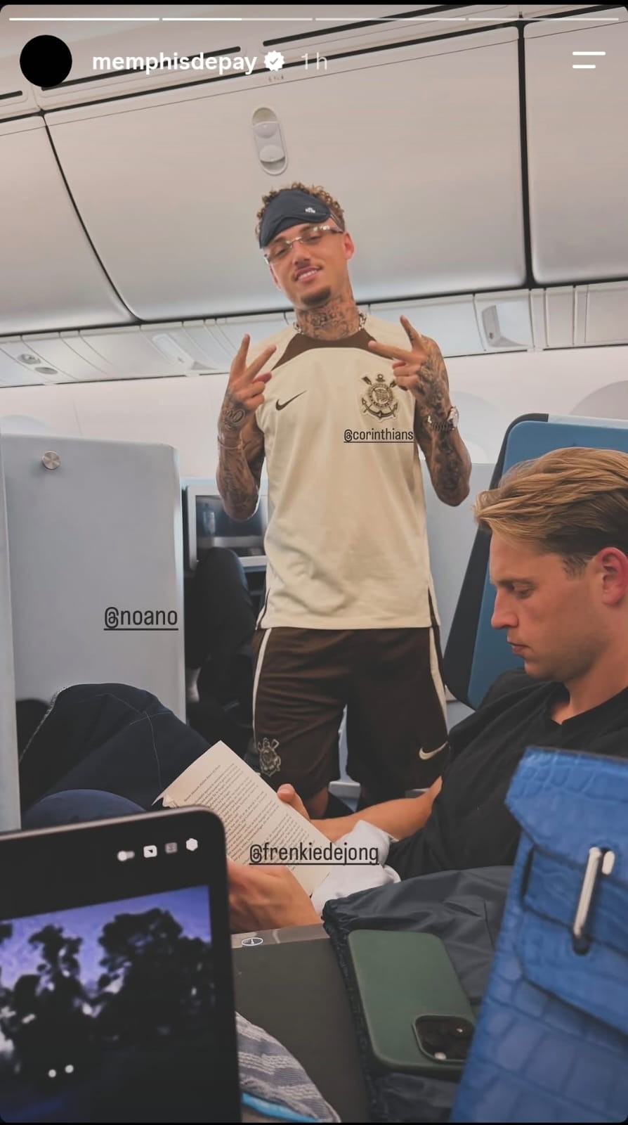 Novo reforço? Memphis tira foto de colega de seleção da Holanda com uniforme do Corinthians