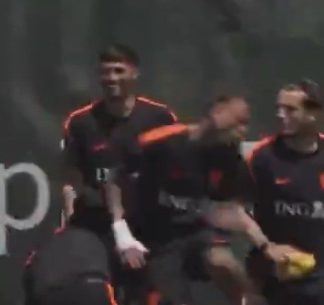 Memphis dá entrada dura em companheiro de Holanda durante roda de “bobinho”; veja o vídeo