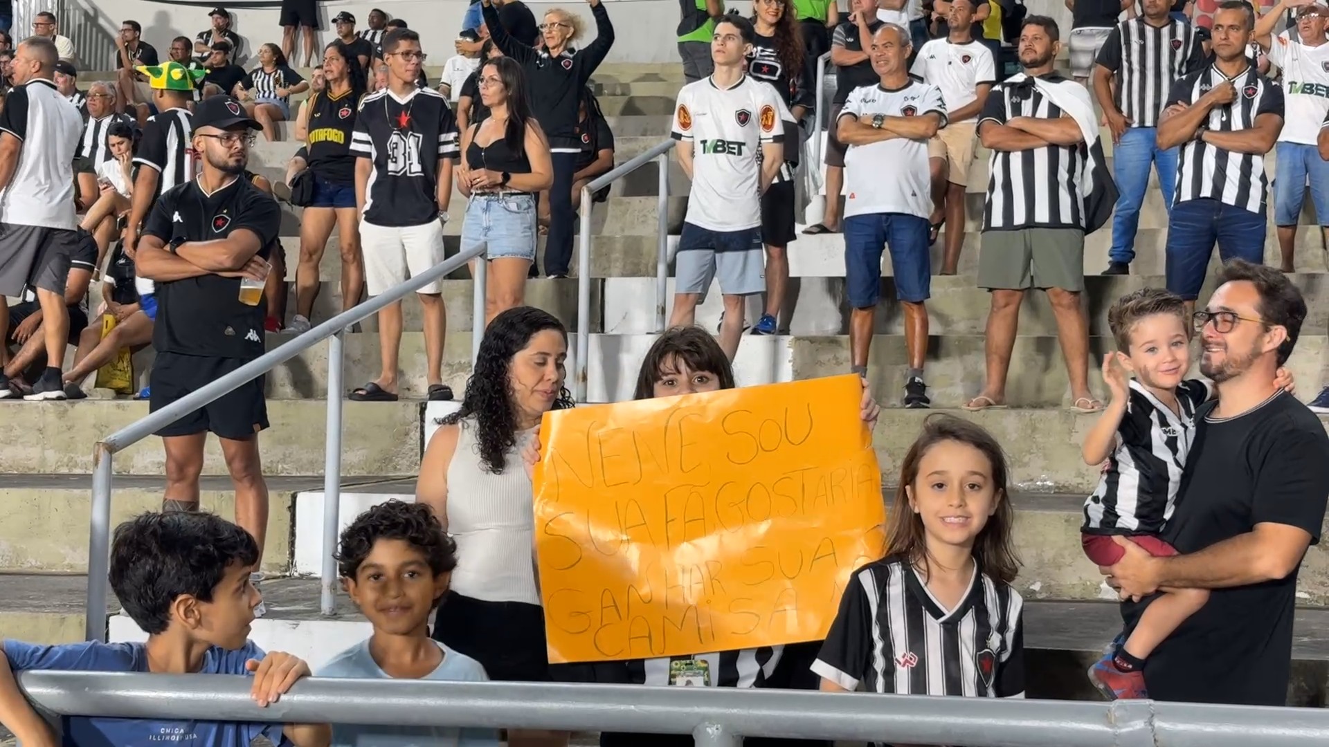 Nenê presenteia torcedora mirim do Botafogo-PB que levou cartaz para o Almeidão; veja vídeo