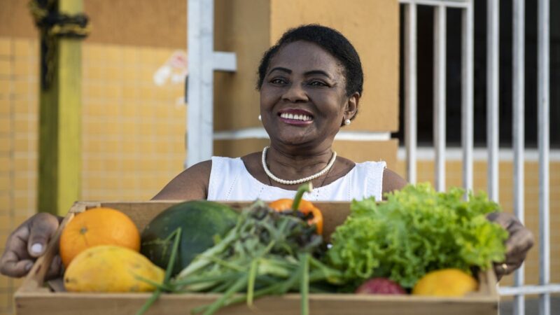 O que acontece com a comida que sobra? Conheça projetos que reduzem desperdício, fome, poluição e prejuízos no agro