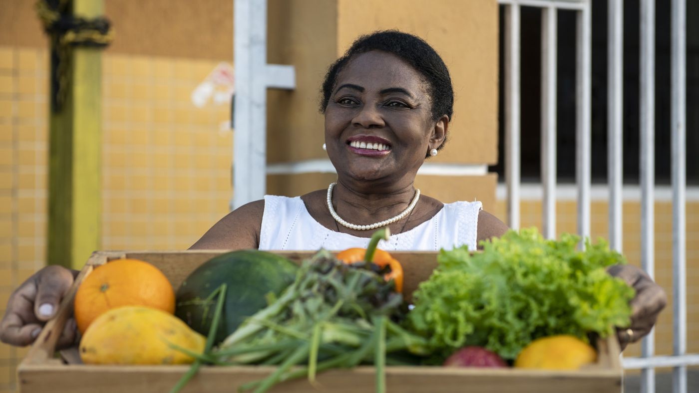 O que acontece com a comida que sobra? Conheça projetos que reduzem desperdício, fome, poluição e prejuízos no agro