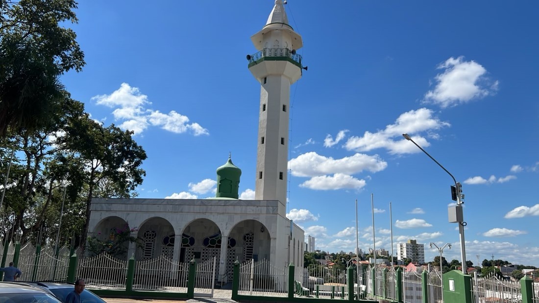 Comunidade muçulmana se reúne em mesquita de Cuiabá para torcer pelo Brasil contra Marrocos