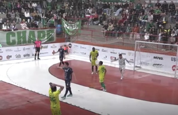 VÍDEO: lâmpada cai na cabeça de jogador durante partida do Catarinense de Futsal