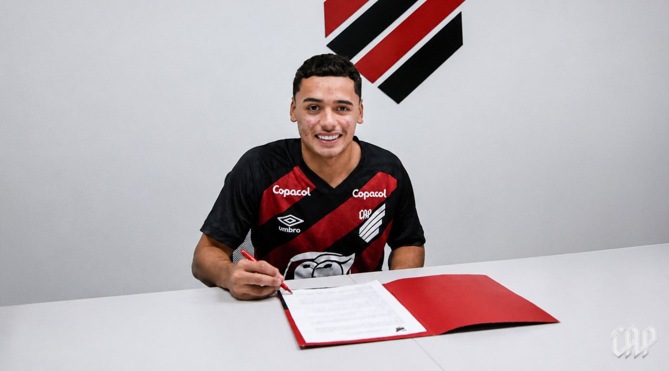 Campeão pelo Athletico, Henrique Moritz assina primeiro contrato profissional; veja detalhes