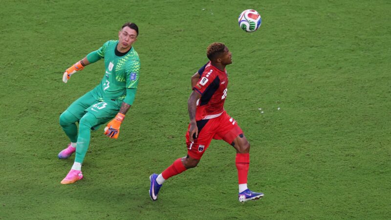 Muslera falha em dia que se torna jogador uruguaio com mais partidas em Copas do Mundo