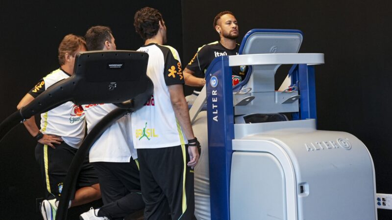 Neymar usa esteira com tecnologia da Nasa e vive expectativa de ir a campo nesta semana na Seleção