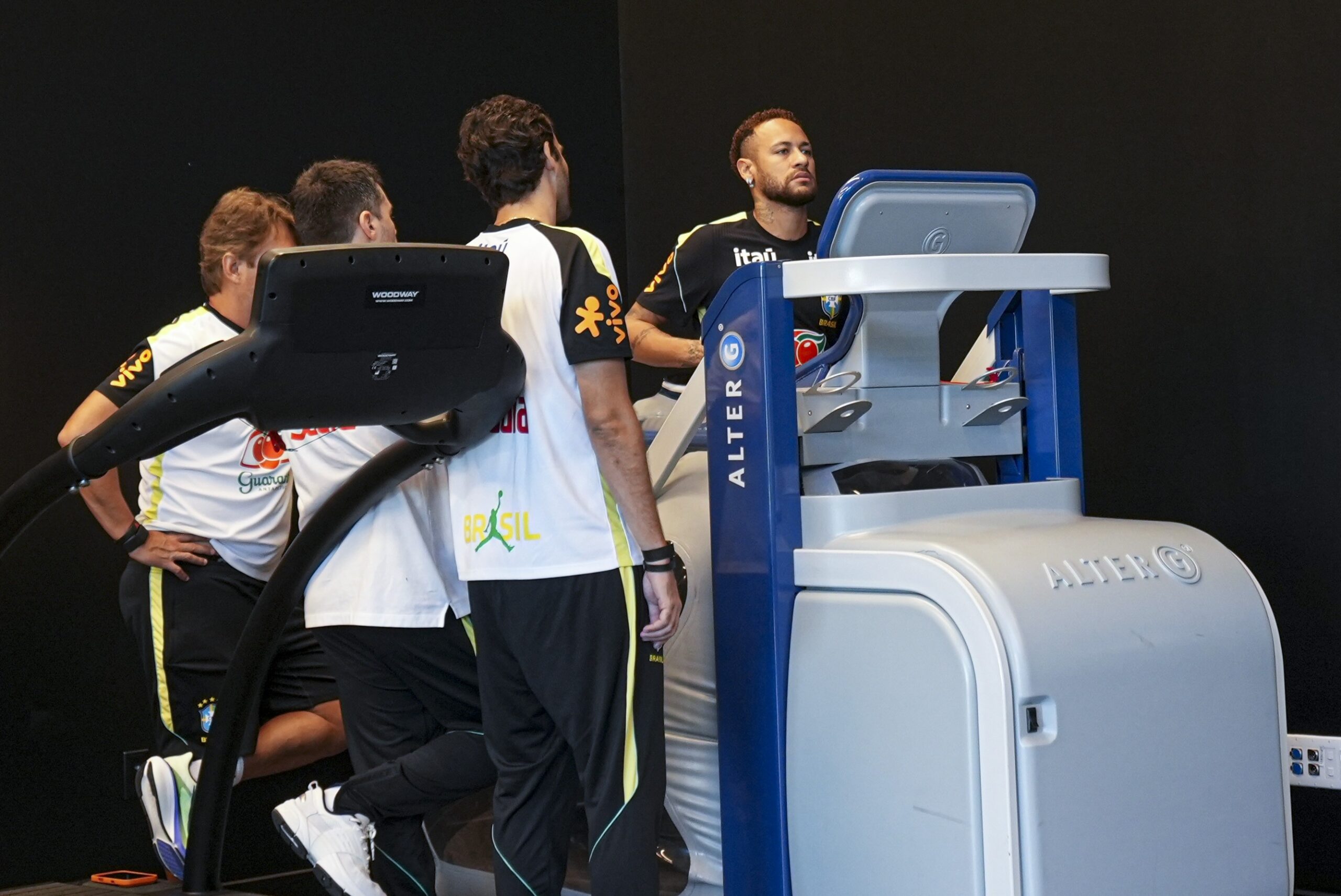 Neymar usa esteira com tecnologia da Nasa e vive expectativa de ir a campo nesta semana na Seleção