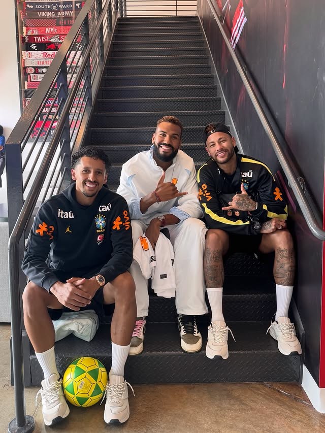 Ex-companheiro de Neymar no PSG visita a seleção brasileira no CT