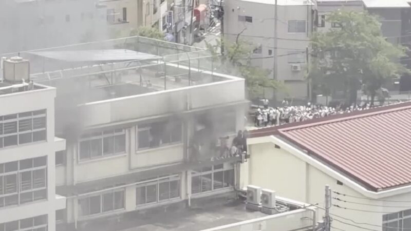 VÍDEO: crianças aguardam resgate no parapeito de janela durante incêndio em escola no Japão