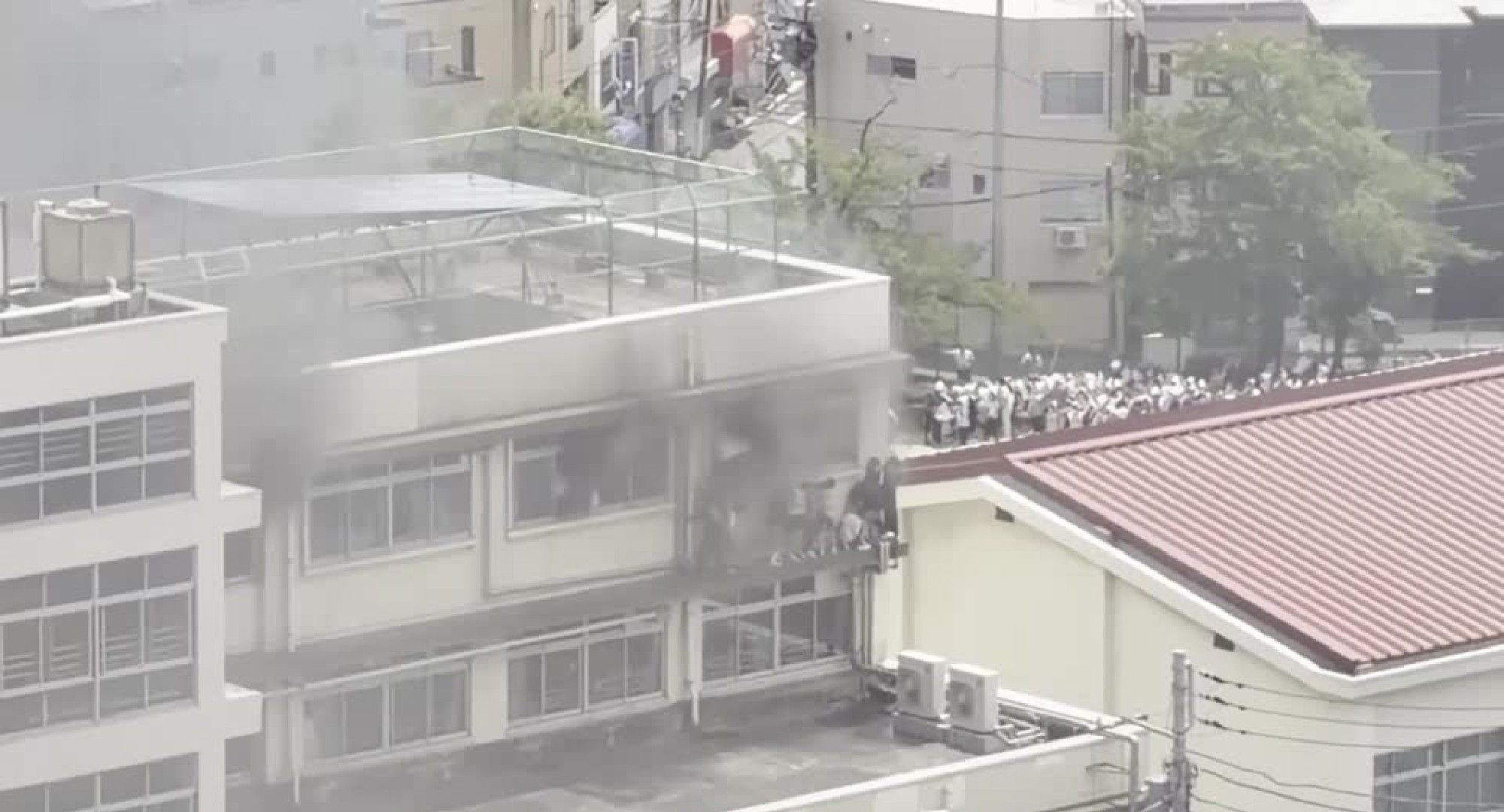 VÍDEO: crianças aguardam resgate no parapeito de janela durante incêndio em escola no Japão