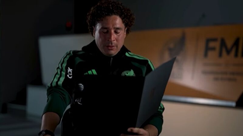 Em sexta Copa, goleiro mexicano Ochoa cai no choro ao ler carta da filha: “Meu papai, minha lenda”
