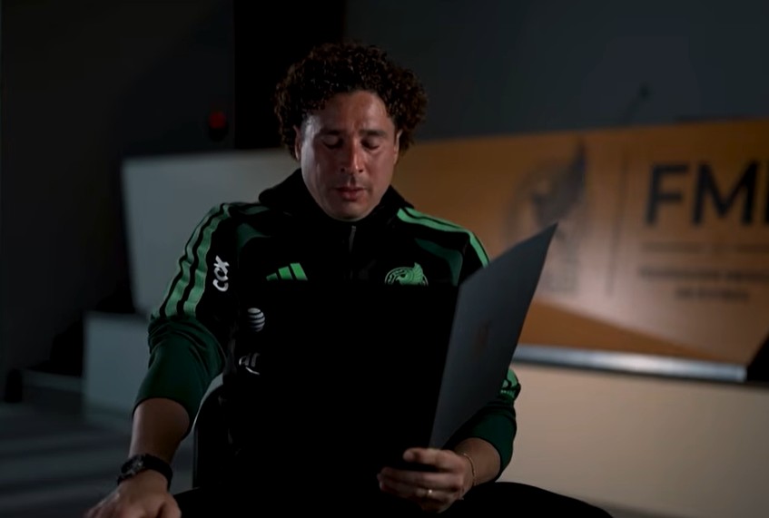 Em sexta Copa, goleiro mexicano Ochoa cai no choro ao ler carta da filha: “Meu papai, minha lenda”