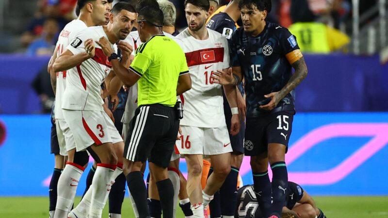 Copa do Mundo ou Libertadores? Clima quente de Turquia x Paraguai rende reações na web