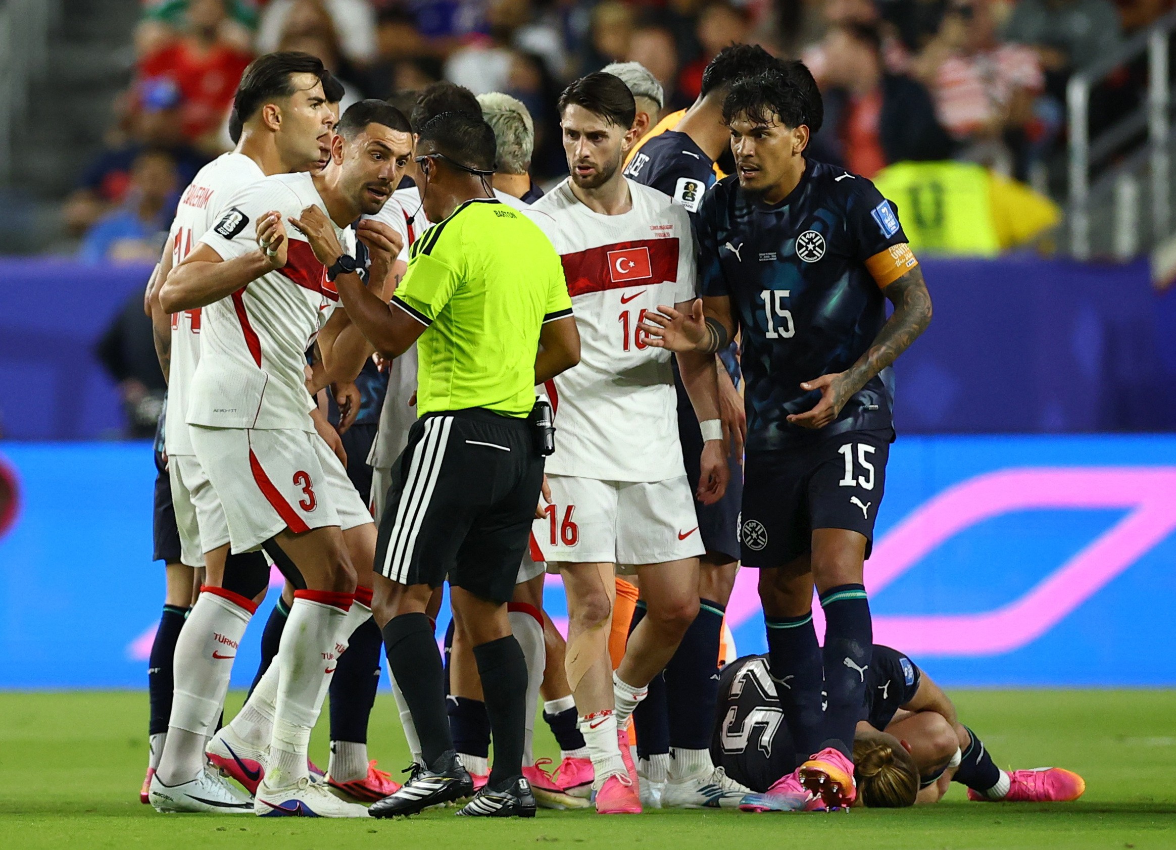 Copa do Mundo ou Libertadores? Clima quente de Turquia x Paraguai rende reações na web