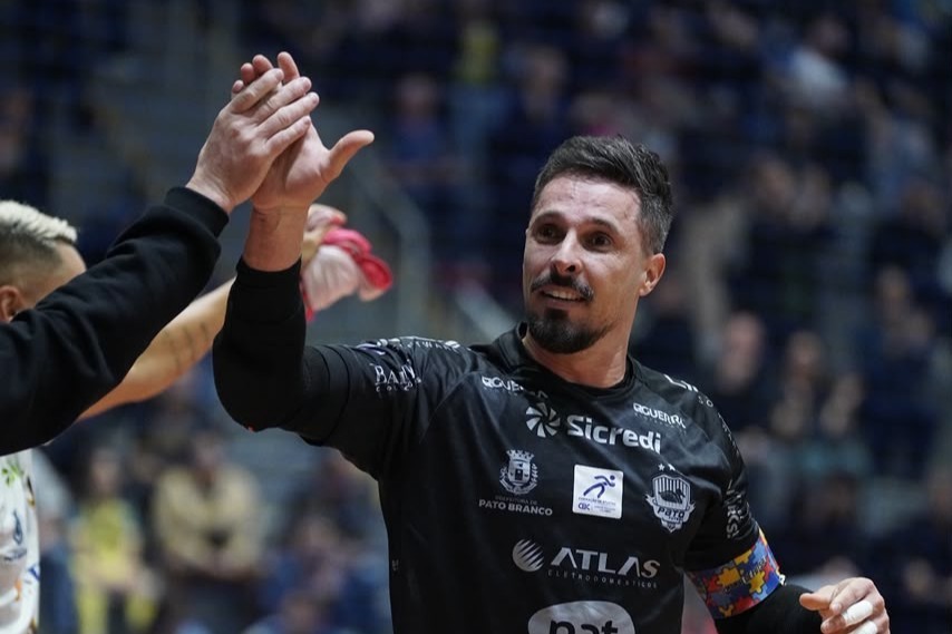 Pato vence e tira invencibilidade e liderança do Praia na Liga Nacional de Futsal