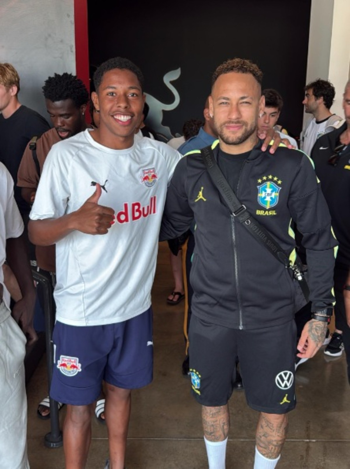 Treinando no mesmo CT da Seleção, meia do Bragantino encontra Neymar: “Sonho de moleque realizado”