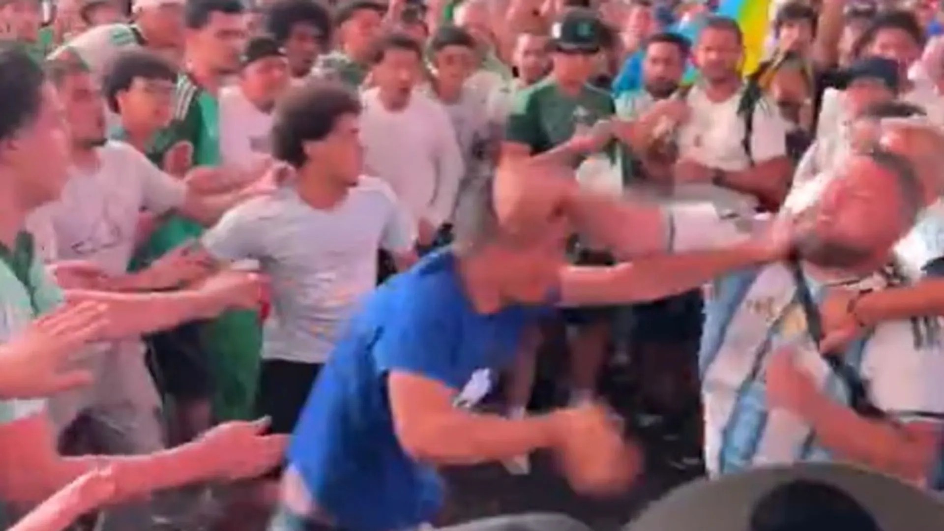 Torcedores de Argentina e Argélia brigam na Times Square; veja o vídeo