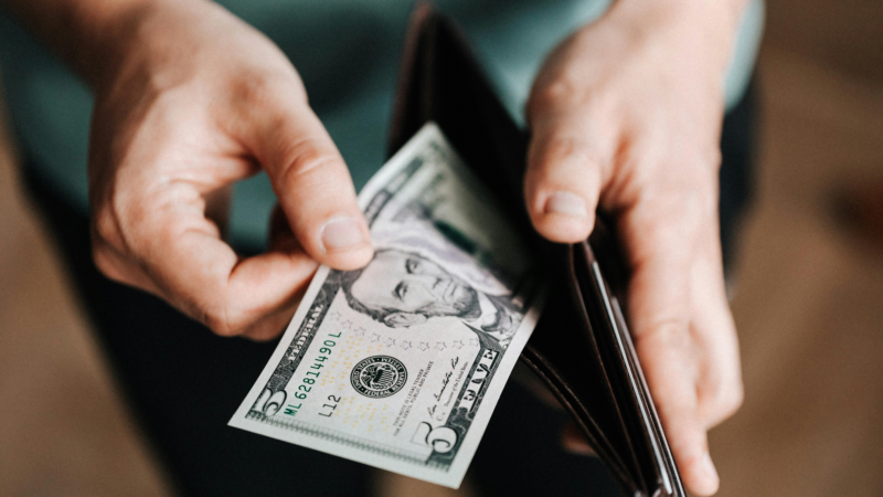 Dólar opera em alta, com dados de emprego no Brasil e nos EUA no radar