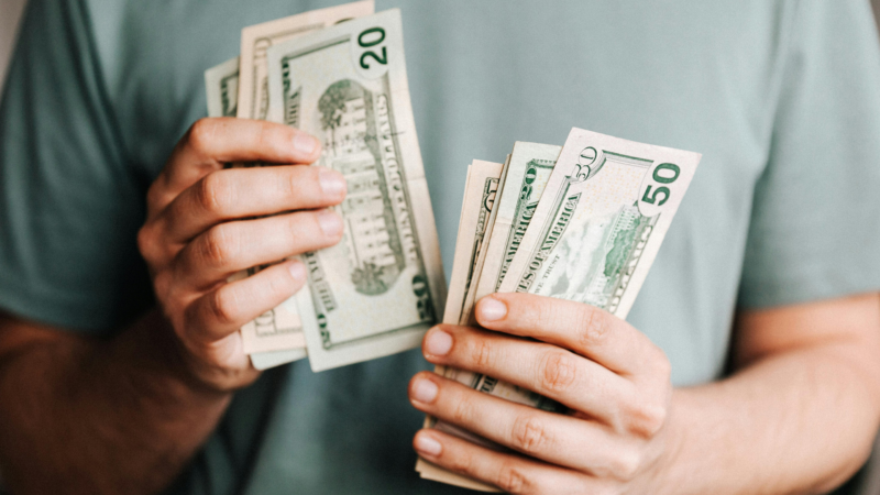 Dólar opera em queda, de olho no petróleo e à espera de decisões de juros